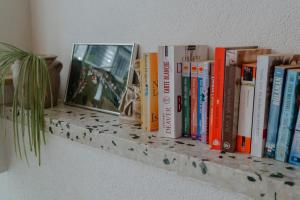 Ein Regal mit einem Haufen Bücher an der Wand. in der Unterkunft Gasthaus Talblick - Schwarzwald Plus Karte inkludiert in Baiersbronn + 60 Fotos