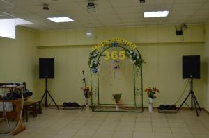 ein Zimmer mit einer Tür mit einem Blumenbogen in der Unterkunft ТК Черкащина 365 in Dumantsy