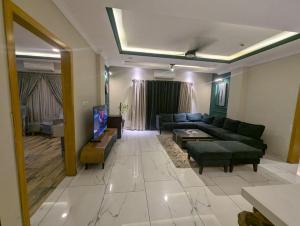 拉瓦尔品第Luxurious 2 Bed Apartment Bahria Active的客厅里有一张沙发和一台电视