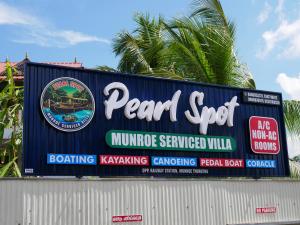 une enseigne pour un magasin de cacahuètes sur le côté d'un bâtiment dans l'établissement PEARL SPOT Munroe Serviced Villa, à Munroe Island
