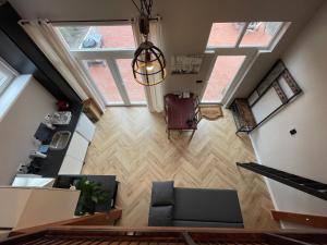 einen Blick über das Wohnzimmer mit Holzböden in der Unterkunft Ferienhaus für 2 Personen  2 Kinder ca 45 m in Wassenaar, Südholland Rotterdam und Umgebung in Wassenaar