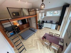 einen Blick über ein Wohnzimmer mit Loft in der Unterkunft Ferienhaus für 2 Personen  2 Kinder ca 45 m in Wassenaar, Südholland Rotterdam und Umgebung in Wassenaar