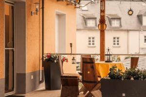 a balcony with a table and chairs and a view of a building at Ferienwohnung Keppeln in Piesport