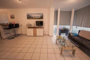 a living room with a couch and a table at Ferienwohnung Keppeln in Piesport