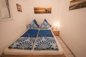 Ένα ή περισσότερα κρεβάτια σε δωμάτιο στο Ferienwohnung Keppeln