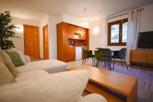 una sala de estar con un sofá y una mesa en Con Parking y Escritorio I Apartamento en Incles I AndBnB, en Canillo