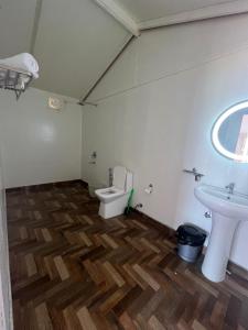 a bathroom with a toilet and a sink at Casa fiesta patnem in Patnem