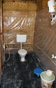 Ένα μπάνιο στο Rocky Meadows Resort Hampi