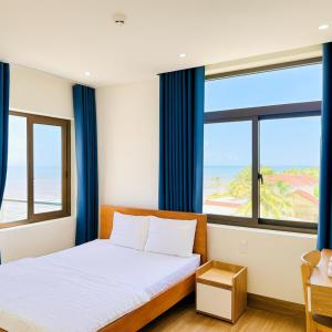 une chambre avec deux lits et une vue sur l'océan dans l'établissement Tiến Hưng Tam Thanh Villa, à Phú Quí (2)
