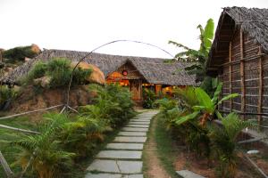 Κήπος έξω από το Rocky Meadows Resort Hampi