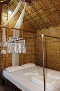 Ένα ή περισσότερα κρεβάτια σε δωμάτιο στο Rocky Meadows Resort Hampi