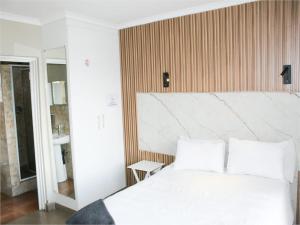 Ένα ή περισσότερα κρεβάτια σε δωμάτιο στο NALEDI LODGE & GUEST HOUSES +187 φωτογραφίες