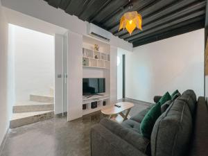 ein Wohnzimmer mit Sofa und Fernseher in der Unterkunft Marvelous Canggu in Dalung