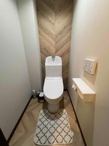 a small bathroom with a toilet in a stall at ペット可最大6名福井駅徒歩20分民泊 ピーチジョー足羽 in Fukui