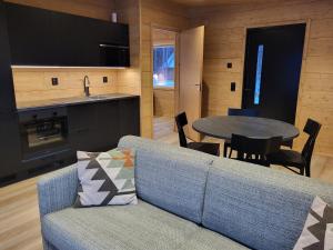 ein Wohnzimmer mit Sofa und Tisch in der Unterkunft Hossan Lumo in Hossa