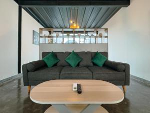 ein Wohnzimmer mit einer Couch und einem Couchtisch in der Unterkunft Marvelous Canggu in Dalung