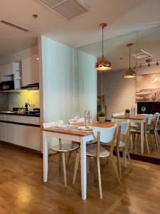 Η κουζίνα ή μικρή κουζίνα στο SkyLink Thonglor Luxury Condo with Pool BTS Access