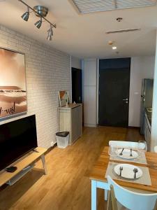 Η κουζίνα ή μικρή κουζίνα στο SkyLink Thonglor Luxury Condo with Pool BTS Access +7 φωτογραφίες