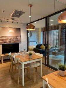 Μια τηλεόραση ή/και κέντρο ψυχαγωγίας στο SkyLink Thonglor Luxury Condo with Pool BTS Access