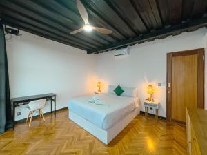 ein Schlafzimmer mit einem Bett und einem Deckenventilator in der Unterkunft Marvelous Canggu in Dalung