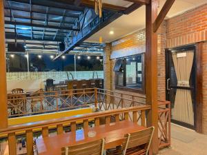 un balcón de un restaurante con mesa y sillas en HR Hotel By Makati, en Batu 13 fotos más