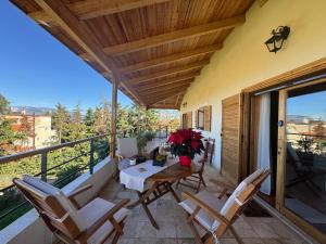 eine Terrasse mit Tisch und Stühlen auf einem Balkon in der Unterkunft Double view apartment in Kórinthos + 44 Fotos
