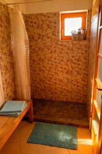 eine Dusche mit einem Fenster und einem grünen Teppich in der Unterkunft Brīvdienu māja ar pirti - PULSAA in Aķēni + 95 Fotos