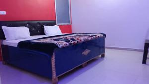 Postel nebo postele na pokoji v ubytování Mahadev Guest House