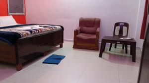 Postel nebo postele na pokoji v ubytování Mahadev Guest House