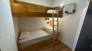 Postel nebo postele na pokoji v ubytování Aiguille des Neiges - Ménage inclus - Arc 2000 - Place Olympique - Ski IN-OUT - Conciergerie du Varet