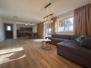 una sala de estar con un sofá y una mesa en Chata Pri Potoku 2, en Valča