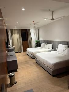 Un pat sau paturi într-o cameră la Assembly By The Democracy