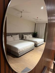 Un pat sau paturi într-o cameră la Assembly By The Democracy