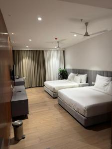 Un pat sau paturi într-o cameră la Assembly By The Democracy