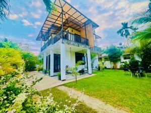 ディックウェラにあるMeadow View Villaのバルコニーと庭付きの家