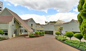 eine Reihe von Häusern mit Auffahrt in der Unterkunft Courtyard Hotel Sandton in Johannesburg