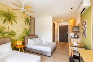 une chambre d'hôtel avec un lit et une salle à manger dans l'établissement 22 Macalisterz Premium Suites Penang by Byon, à George Town