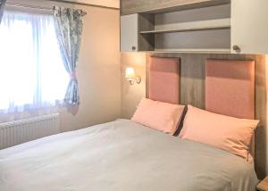 Postel nebo postele na pokoji v ubytování Golden Palm Resort