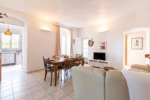 TV a/nebo společenská místnost v ubytování Alla Casa - Appt pour 6 avec terrasse