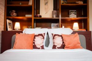 ein Schlafzimmer mit einem Bett mit Kissen darauf in der Unterkunft Le Madeleine - Central - Elegant - Cozy - By Primo in Caen