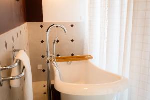 ein Badezimmer mit Waschbecken und Dusche in der Unterkunft Le Madeleine - Central - Elegant - Cozy - By Primo in Caen + 28 Fotos