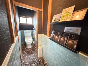 ein kleines Badezimmer mit Toilette und Fenster in der Unterkunft サウナ&ステイ吉日荘-益子町のサウナ付の貸切古民家 BBQ 高速Wi-fi in Mashiko + 55 Fotos