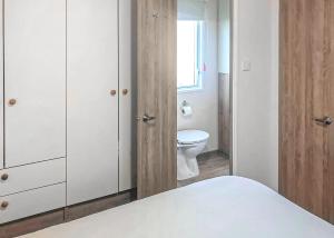 Koupelna v ubytování Golden Palm Resort + 20 fotografií