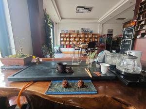 丽江馨舍精品客栈的一张桌子上放着两个松果