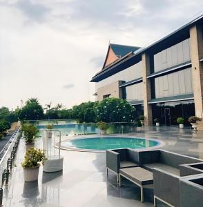 una piscina frente a un edificio en Rio Colina - D Diamond 3BHK Villa in Surat, en Dighas