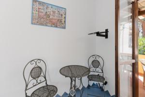 zwei Stühle und ein Tisch in einem Raum in der Unterkunft Malva Beach Apartment in Fort Village + 13 Fotos