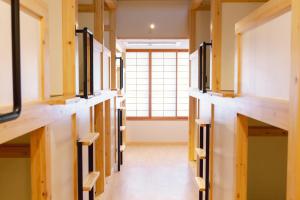 een kamer met houten planken en een raam bij クラフトホテルあば村 in Wada
