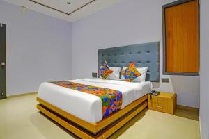 Ένα ή περισσότερα κρεβάτια σε δωμάτιο στο Nidhivan Palace