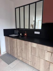 eine Badezimmerablage mit einem Spiegel darauf in der Unterkunft Agréable maison de ville avec terrasse et garage in Saint-Affrique