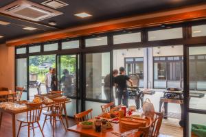 een groep mensen die eten bereiden in een restaurant bij クラフトホテルあば村 in Wada